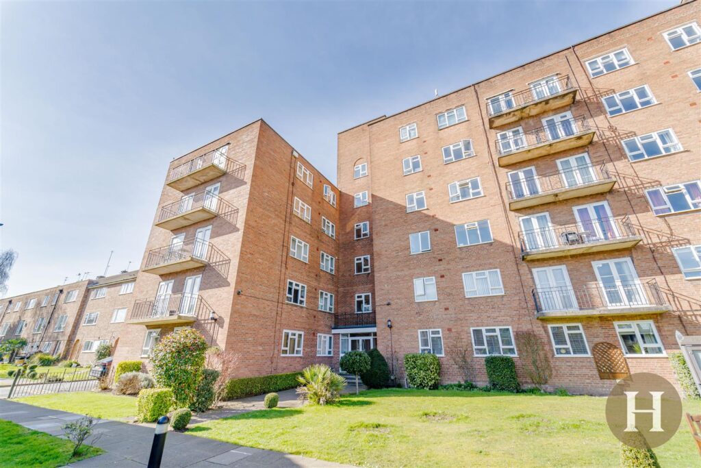 West Drive, Griffin Court West Drive, B5